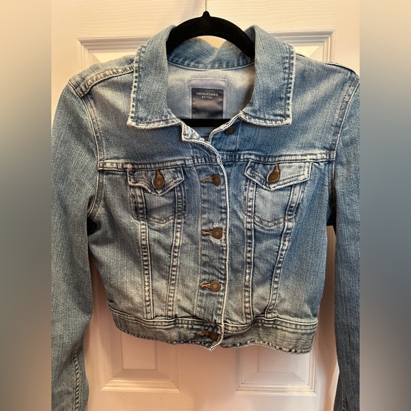 Abercrombie & Fitch Cropped & Fitted Denim Jacket w/Distressing. Size L - Picture 3 of 7